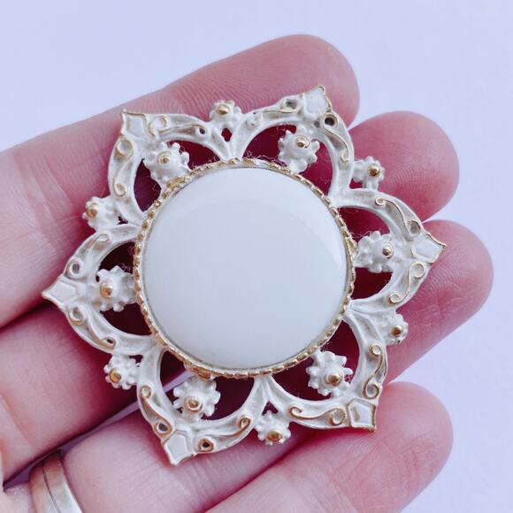 Vintage Mid Century White Milk Glass Enamel Gold Tone Brooch Floral Pin 1960s - Picture 2 of 11